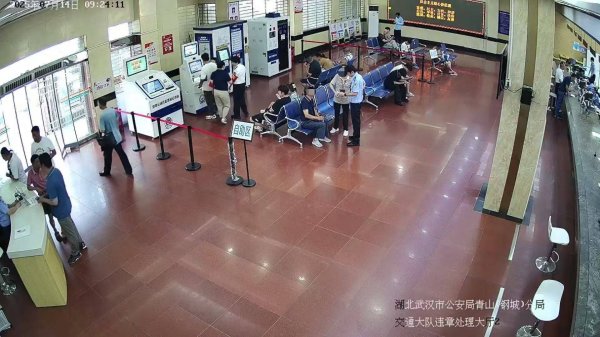 辉煌国际 七旬老人换证畏难 武汉青山交警耐心解惑获赞