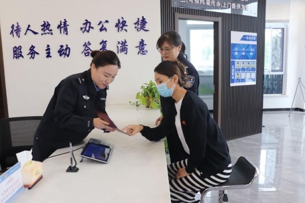 高忆配资 山东公安户籍窗口假日“不打烊”  期间办理户政业务27.3万笔